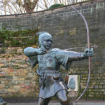 File:Robin Hood statue, Nottingham Castle 1.jpg